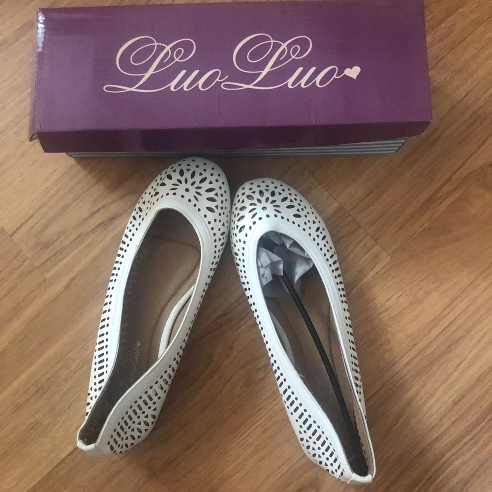 Demi Laser Cut Out Flats Sz 7.5 NWT
